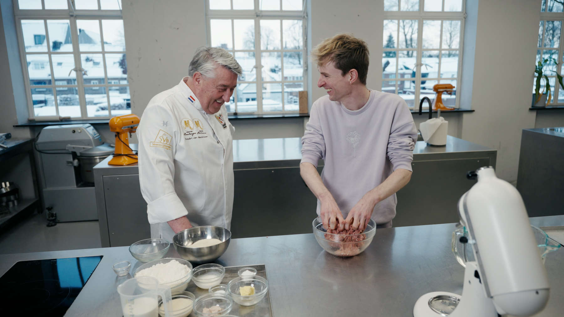 Rens Polman aan het werk in de bakkerij samen met meesterbakker Robert van Beckhoven